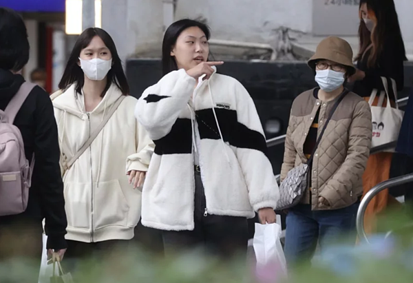 台北天氣這幾天明顯轉冷,民眾出門穿上厚重外套禦寒,周四起鋒面到快速轉乾冷,部分沿海及平地最低氣溫將降至10度左右。聯合報資料照片