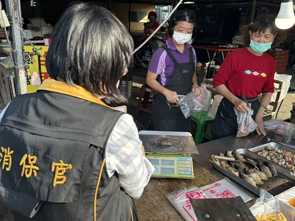 有人在爆料公社貼文指在台南市佳里黃昏市場熟食攤購買兩尾滷鯽魚加一個苦瓜封，要價790元，台南市法制處訪市場滷鯽魚實際價格。圖／南市府法制處提供