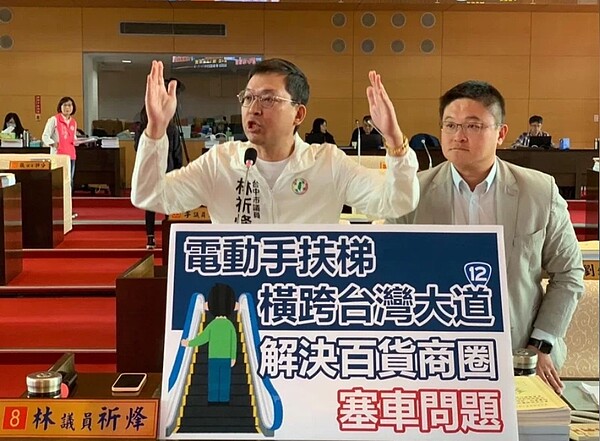 台中市議員林祈烽(左)、施志昌建議,在兩大百貨旁建跨台灣大道行人手扶梯,解決塞車問題。圖/林祈烽提供