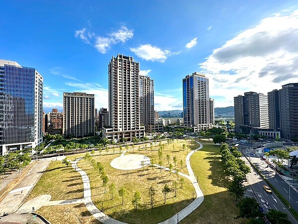 「工業地之王」新北產業園區一坪87萬!中和二八張工業區緊追 位於新莊的新北產業園區站,在四年間房價上漲26%,漲幅在環狀線西環段的14個站點中位居第一。房市示意圖/永慶房產集團提供