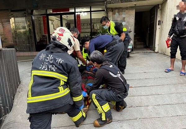 新北市鶯歌一名侯姓男子沒帶鑰匙，當起蜘蛛人攀爬建築水管回家，沒想到人卻從3樓慘墜，所幸送醫人沒有大礙。圖／翻攝畫面