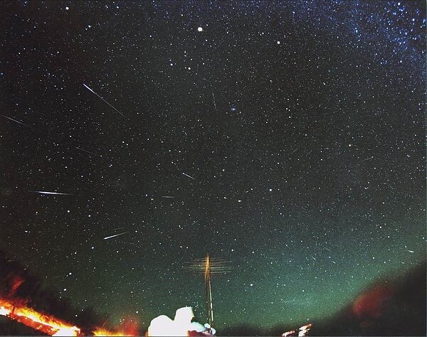 每年11月初至月底出現的獅子座流星雨,將在11月18日(周六)達到極大,預估每小時天頂流星數為10至15顆。圖/北市天文科學教育館提供
