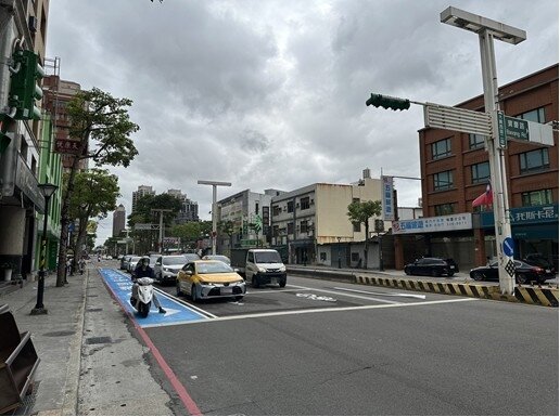 桃園市政府交通局於大興西路二段路口完成增設一組機車左轉專用道,取消兩段式左轉。圖/桃園市交通局提供