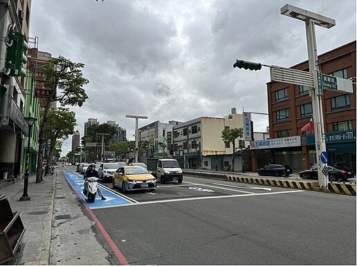 桃園市政府交通局於大興西路二段路口完成增設一組機車左轉專用道,取消兩段式左轉。圖/桃園市交通局提供