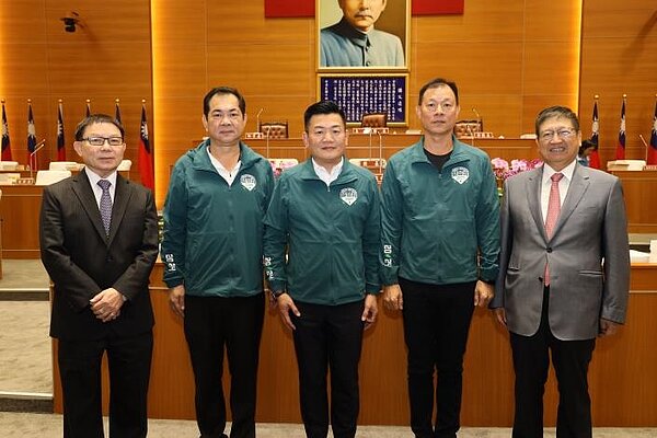 新竹縣議會第20屆第2次定期會13日由縣議員張珈源、吳傳地、何建樺聯合質詢。圖/新竹縣政府提供