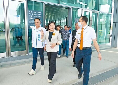 
雲林縣長張麗善（前左二）14日前往高鐵雲林站，希望解決班次不夠、尖峰時間周邊交通壅塞問題。（張朝欣攝）
