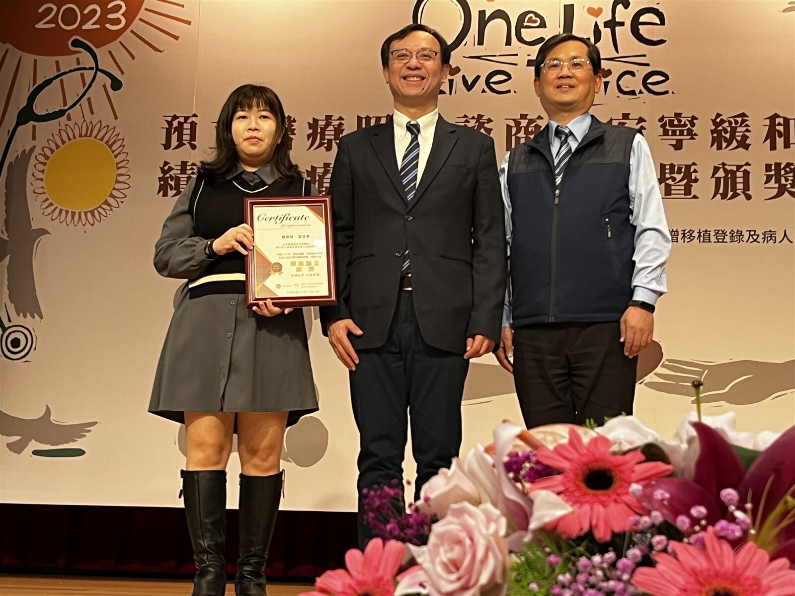 器捐中心董事長石崇良(中)說,台灣目前腎臟來源主要是「屍腎」,活體移植數量不多,因此近來討論放寬捐贈對象,開放「非血親捐贈」,但仍有器官買賣的疑慮。記者鄒尚謙/攝影