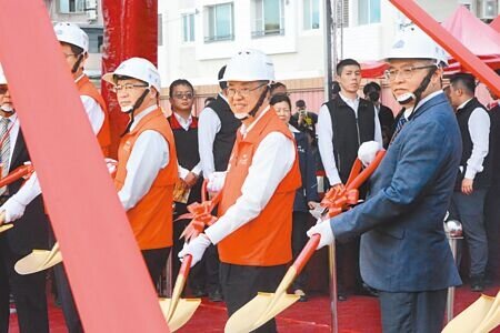 
花蓮縣社會住宅「美崙安居」14日動土，行政院長陳建仁（前排右二）、內政部政務次長花敬群（前排右一）皆出席典禮。（王志偉攝）
