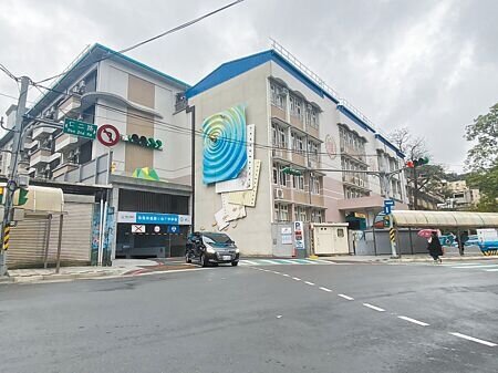 基隆市信義國小停車場興建工程動支基隆市教育基金近5.6億元,市長謝國樑承諾將會逐年讓經費回歸教育基金。(張志康攝)