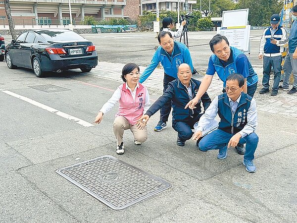 台中市潭子區雅潭路1、2段路面破舊，道路坑坑疤疤，立委楊瓊瓔（左）爭取中央經費改善，14日到現場會勘。圖／陳淑娥攝