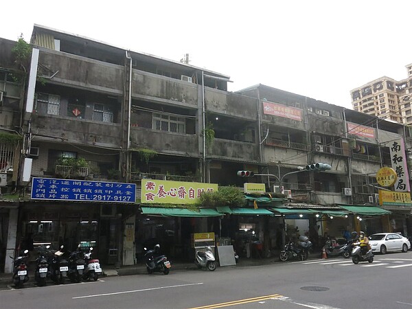 惠國市場建物已近半世紀，1樓是傳統店舖，2、3樓有202戶住家，環境髒亂、管線老舊、缺乏電梯，今年初還發生火警，引發民眾憂心。記者李成蔭／攝影 