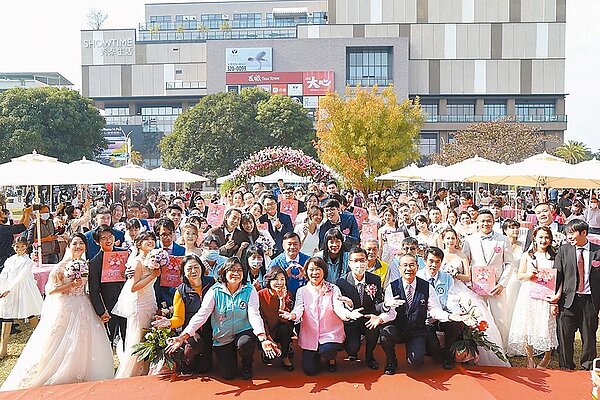 嘉義市年年舉辦集團結婚，但根據市議員鄭光宏秀出的戶政資料顯示，25歲至44歲市民未婚比例超過5成，達52.52％，其中，男性未婚比例高達58.86％，女性46.37％。圖／嘉義市政府提供
