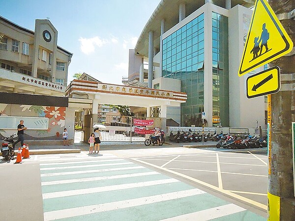 新北市政府2019年起推動環境專案改善及通學廊道改善計畫,至2021年經逐校會勘,完成全市211所國小初步改善,增加交通號誌、標線等設施,有效降低肇事率,保障學生通行安全。(新北市政府提供/高鈞麟新北傳真)