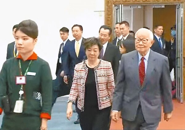 台積電創辦人張忠謀在夫人張淑芬陪同下,14日晚間啟程前往美國出席舊金山APEC峰會。圖/總統府提供