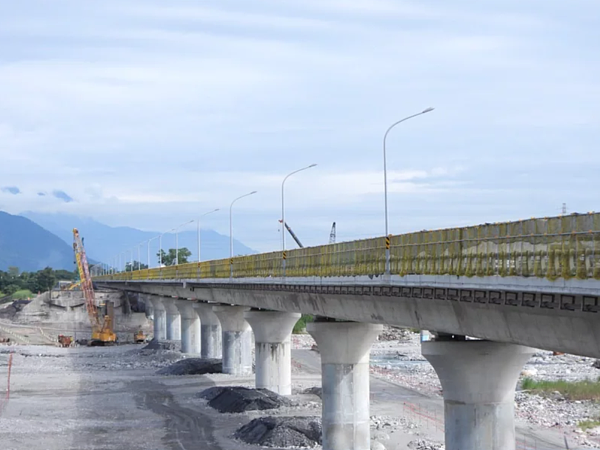 花蓮台9線木瓜溪橋改建拓寬,採半半施工方式,北上線於今年6月完工通車,現正施作南下線,預計2025年6月完工。記者王思慧/攝影