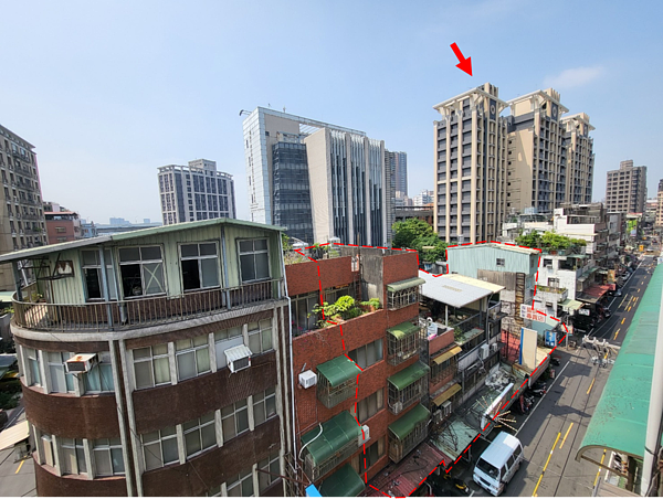 紅框範圍為三重近日擴大範圍核定案，箭頭處為完工之簡易都更案。圖／新北市都更處提供