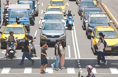 立法院法制局研究報告指出,2025年將邁入超高齡社會,建議將高齡者路口通行安全需求納入考量規範。圖為行人穿越馬路。(季志翔攝)