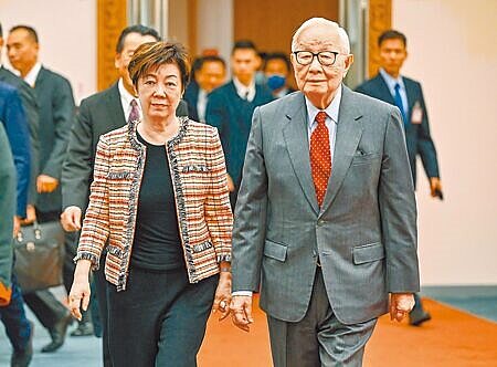
代表總統蔡英文六度出席APEC領袖會議的台積電創辦人張忠謀（右），於舊金山時間14日抵美。圖∕本報資料庫
