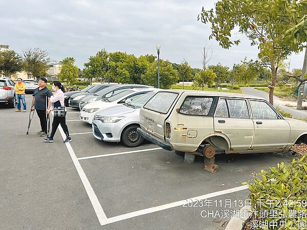 無牌車長期占用路邊停車空間，問題難解，圖為示意圖。圖／何炳樺提供