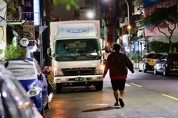 交通部近日預告修法，併排臨停上下客等暫緩記點，引發社會反彈，短短1天就撤下草案。記者黃義書／攝影