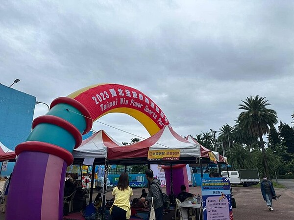 萬華青年公園聚集好多人啊!(圖/中正萬華樂生活X有你有我)