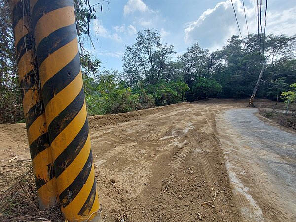 宋姓女子因自有土地並無臨近道路,因此向周邊土地的管轄單位屏管處,申請袋地通行。圖/林業及自然保育署屏東分署提供