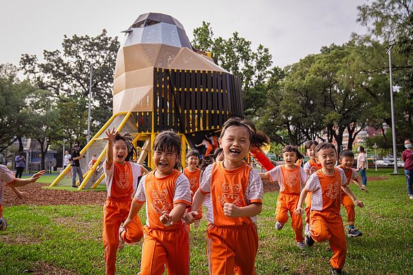 屏東公園建置共融遊戲場以縣鳥紅尾伯勞作為設計主軸的主題遊戲場。圖/屏東縣政府提供