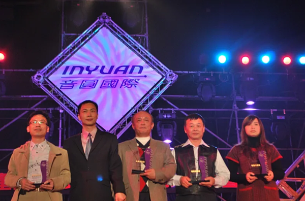 音圓國際公司的電腦伴唱機上萬首歌曲涉嫌盜拷，桃園地檢署日前偵結，將音圓公司負責人莊嘉賓夫婦及經銷商等14人依涉嫌違反著作權法罪嫌起訴。圖為音圓伴唱機董事長莊嘉賓（左二）2010年參加公司尾牙晚宴頒獎給經銷商。圖／聯合報資料照片