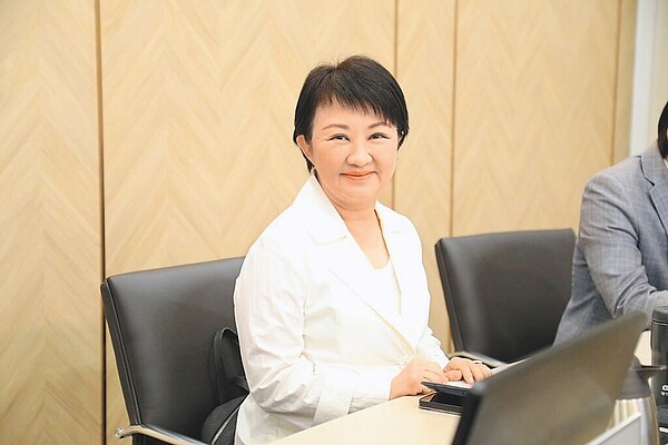 台中市長盧秀燕16日北上參加行政院會,再度向行政院長陳建仁請託,盼中捷藍線今年底前能核定。圖/台中市政府提供