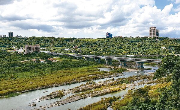板龍快速道路被視為龍潭、大溪塞車解方,行政院長陳建仁指示公路總局納入明年可行性評估。圖為大溪武嶺橋/聯合報系資料照片