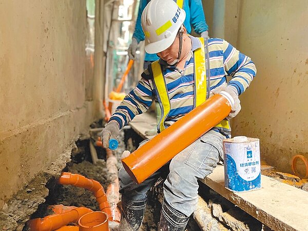 施工人員日前在土城裕生路後巷施作汙水接管工程。(新北市水利局提供/劉瑋晴新北傳真)
