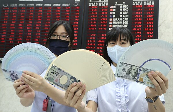 日圓匯率不斷創新低,不少哈日民眾持續換日圓。圖/本報資料照片