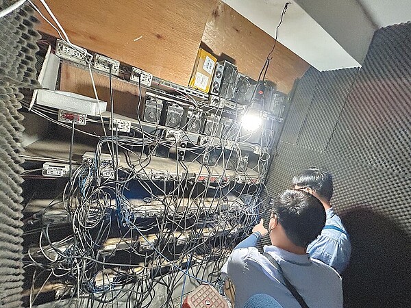 刑事局中部打擊犯罪中心今年3月陸續破獲以黃姓男子為首的挖礦竊電集團,1年來竊電高達1170萬度,台電損失7683萬元,台中地檢署偵查終結,依加重竊盜罪提起公訴。圖/警方提供