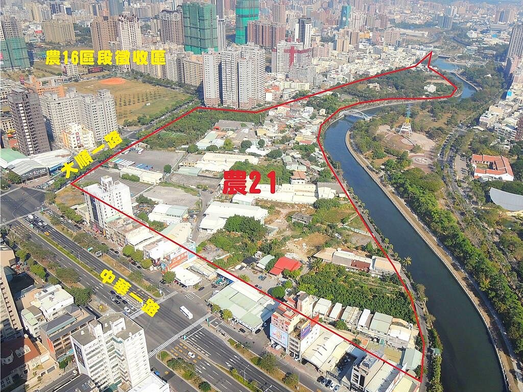 位於高雄市博愛路、中華路、大順路和愛河之間的「農21」(紅色範圍)。圖/高市府提供