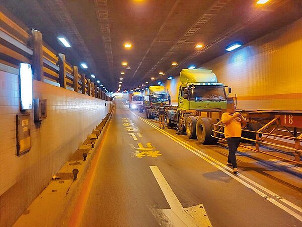 高雄市過港隧道16日發生4車連環追撞車禍。(讀者提供/洪靖宜高雄傳真)