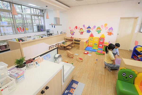 為了便利民眾,即日起在家也可以申請育兒津貼。圖/新竹縣府提供