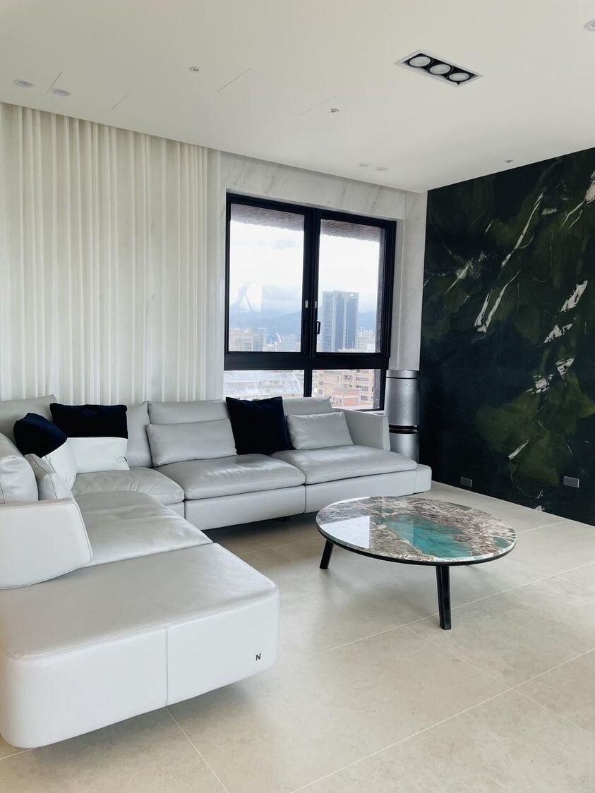 ▼陳木榮的家裡入手沙發,抱枕內竟暗藏「珍貴物品」。(圖/翻攝陳木榮臉書)