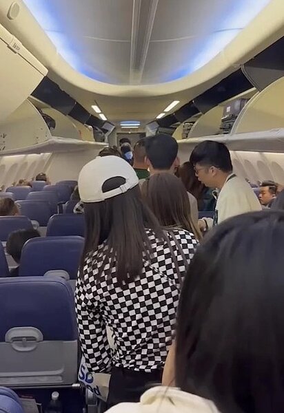 台灣旅客在飛往大馬的班機上遇到竊賊，當場被識破，將贓款全數歸還。圖／擷自「喵爸喵媽玩轉地球」臉書
