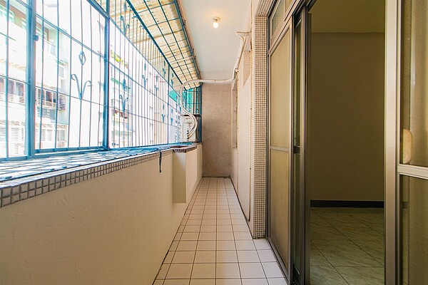 低樓層「超稀缺空間」腦波弱買了!他後悔不知用途 男網友:老婆開心兼逃生 永慶房屋提醒,40年以上房屋可能漏登陽台面積坪數,即時補登屋主與房屋權益才有保障。圖/永慶房產集團提供