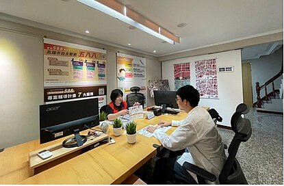 區域型都更工作站提供都更法令專業諮詢。圖/高雄都發局提供