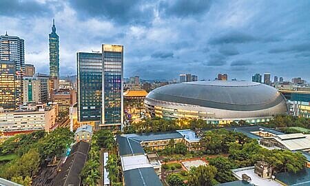 台北大巨蛋（圖）於18日舉辦公開預備賽，遠雄表示已針對日前閉門測試賽中，球員與教練提出的問題改善內部設施，而這次公開預備賽也會有啦啦隊應援，為場邊加溫、炒熱氣氛。（本報資料照片）