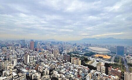 為帶動大巨蛋周邊東區商圈經濟，台北市商業處與東區商圈協會合作，招募54間特約合作店家，只要憑大巨蛋比賽票根，即可享有專屬優惠。（本報資料照片）