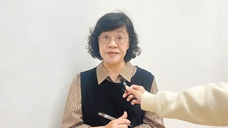 東北季風風勢強勁造成台東縣綠島鄉供電不穩,台電台東區營業處副處長鄭開玲回應,綠島地形特殊,台電獲報獲盡速搶修。(蔡旻妤攝)