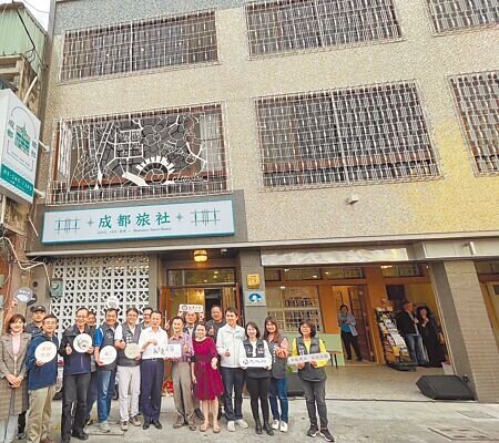嘉義縣大林鎮「成都旅社」執行老屋再生計畫,修復完成,17日由縣長翁章梁(前排左六)揭牌啟用。(廖素慧攝)