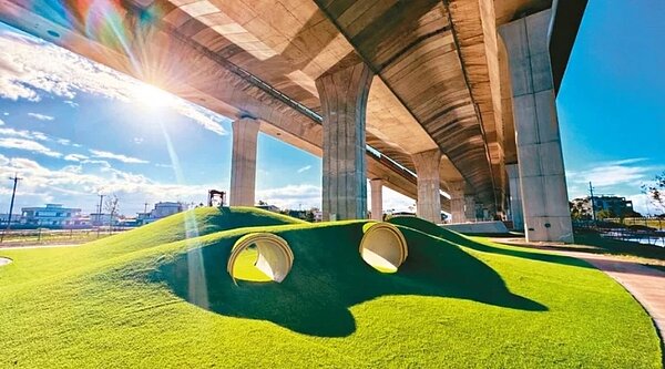 宜蘭冬山鄉武淵村「水火同源」二期親子公園啟用,人工草皮連同一期公園超過2000平方公尺。圖/冬山鄉公所提供