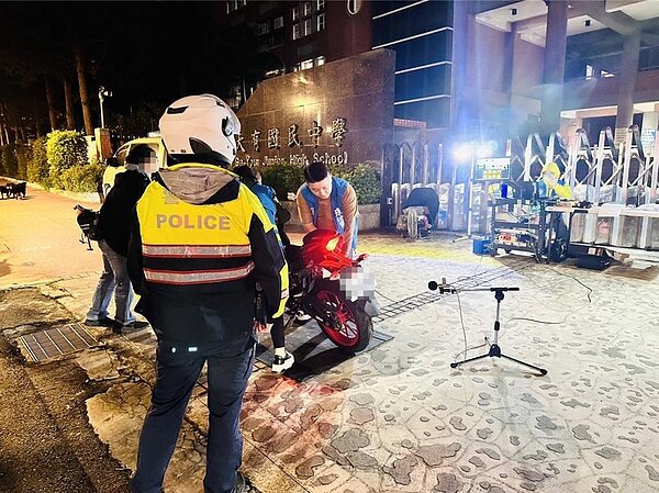 桃園警分局執行「靜桃計畫」,日前與桃園市環保局、桃園監理站在大有國中前聯合稽查,攔查24輛汽機車,有17輛超標。圖/警方提供