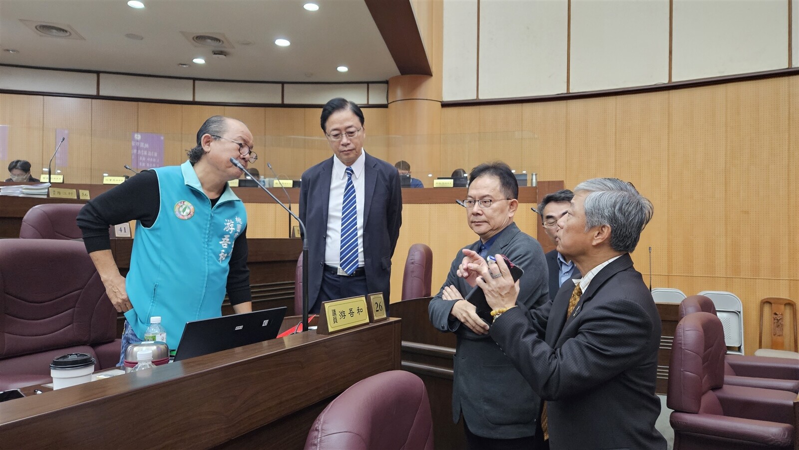 桃園市議員游吾和（左）昨天強力要求調升航空城開發計畫的拆遷補償評點，市長張善政（左二）帶著地政、工務、法務局長上前溝通。記者鄭國樑／攝影 