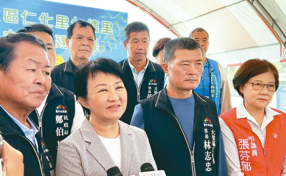 台中市長盧秀燕（左二）強調，只要中央准中捷藍線，市府願意全力配合。記者趙容萱／ 攝影 