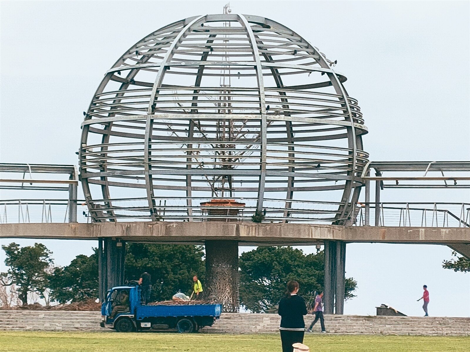 竹編藝術裝置「向陽樹」因外觀酷似鳥巢廣受歡迎,成為遊客打卡熱點。記者尤聰光/攝影