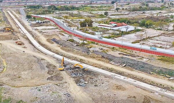 塭仔圳重劃區目前設置116支監視器,圍籬撤除後,資訊中心將設置89支智慧共桿,民進黨新北市議員林秉宥認為完工後僅有89支智慧共桿,恐有治安及濫倒疑慮,要求市府評估需要的監視器數量,以杜絕不肖業者濫倒。圖/新北市地政局提供